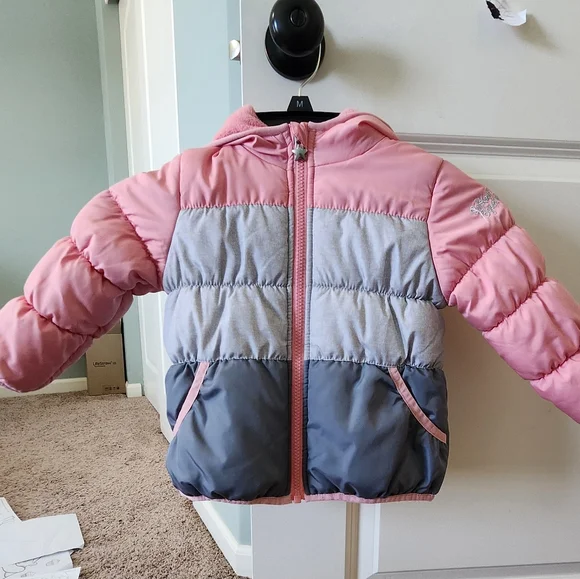 Osh kosh Toddler's puffer winter jacket with hat and mittans - Picture 3 of 6